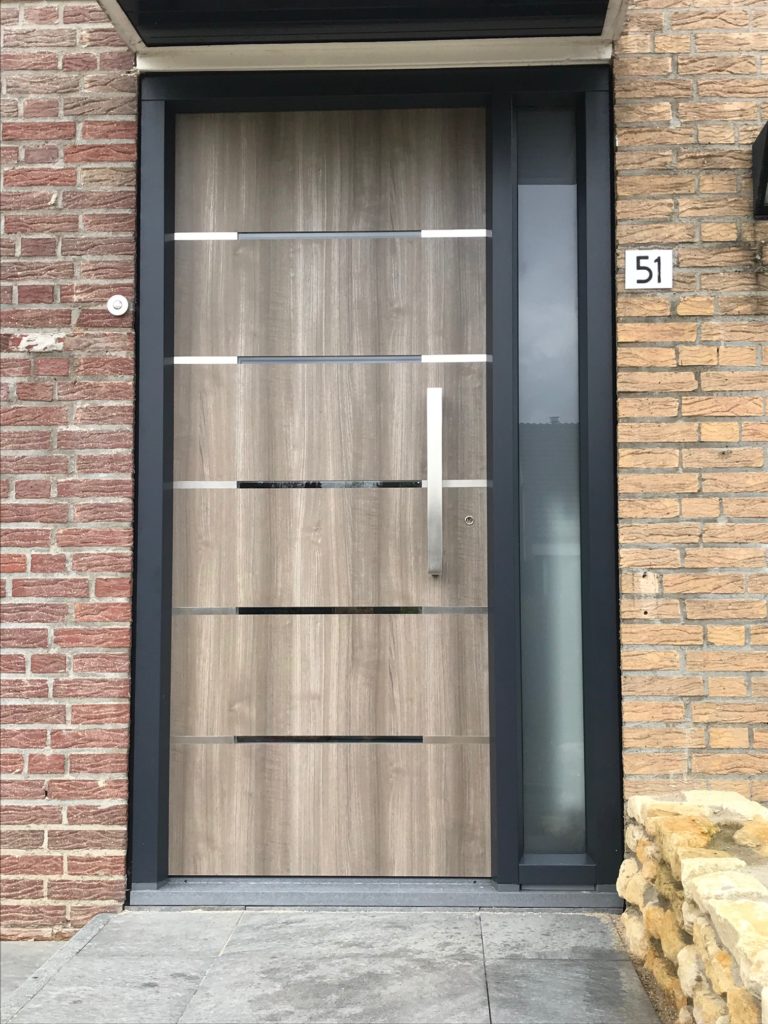 Voordeur met modern houtlook
